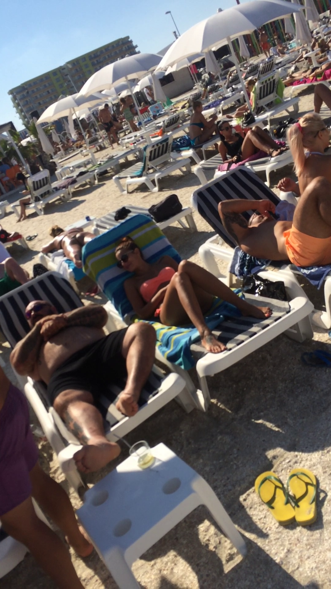 Cel mai de temut luptator roman s-a relaxat pe litoralul romanesc in compania unor domnisoare foarte frumoase