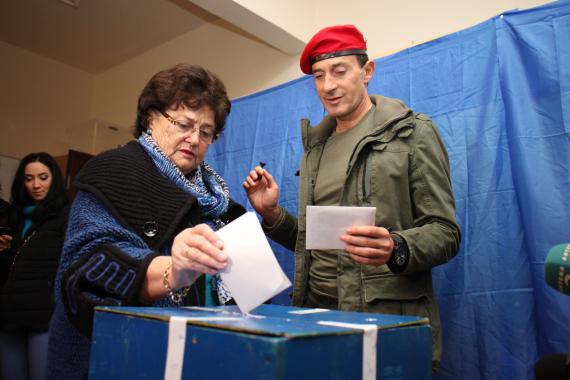 Radu Mazare impreuna cu mama sa la vot.