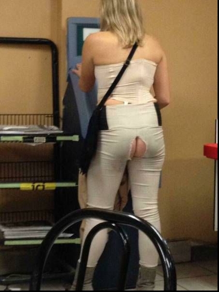 Tanara blonda nu si-a dat seama ca pantalonii s-au rupt