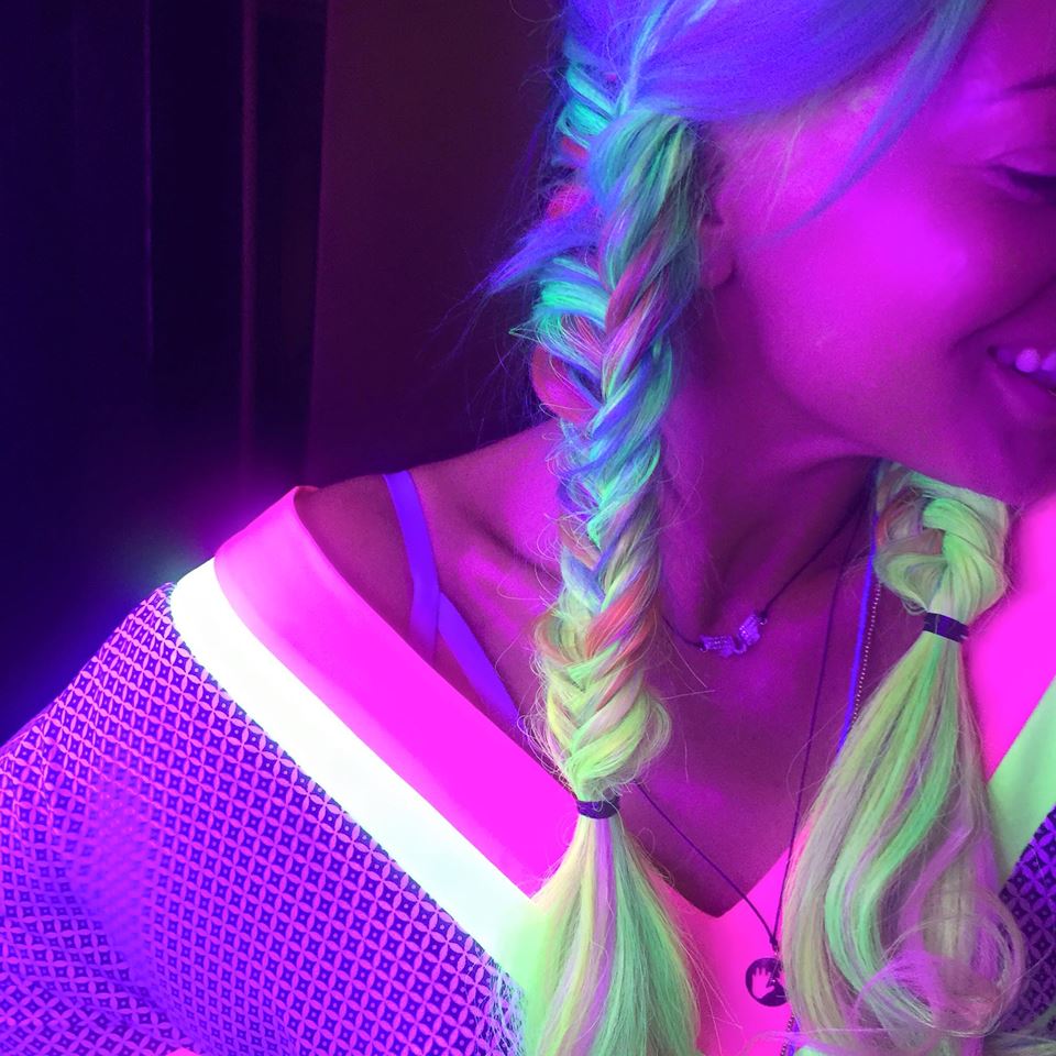 Cantareata si-a schimbat culoarea parului