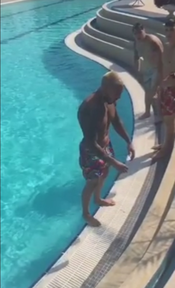 Alex Velea s-a dat mare la piscina cu o saritura pe spate