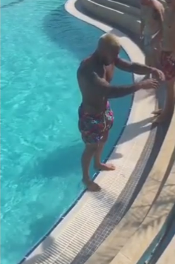 Velea a reusit sa atraga toate atentia la piscina