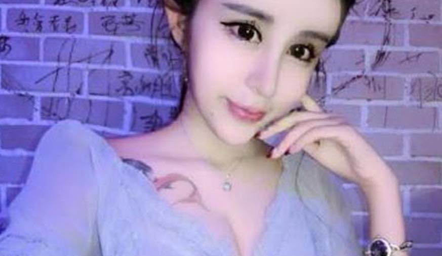 Fata a ajuns dependenta de operatii estetice.