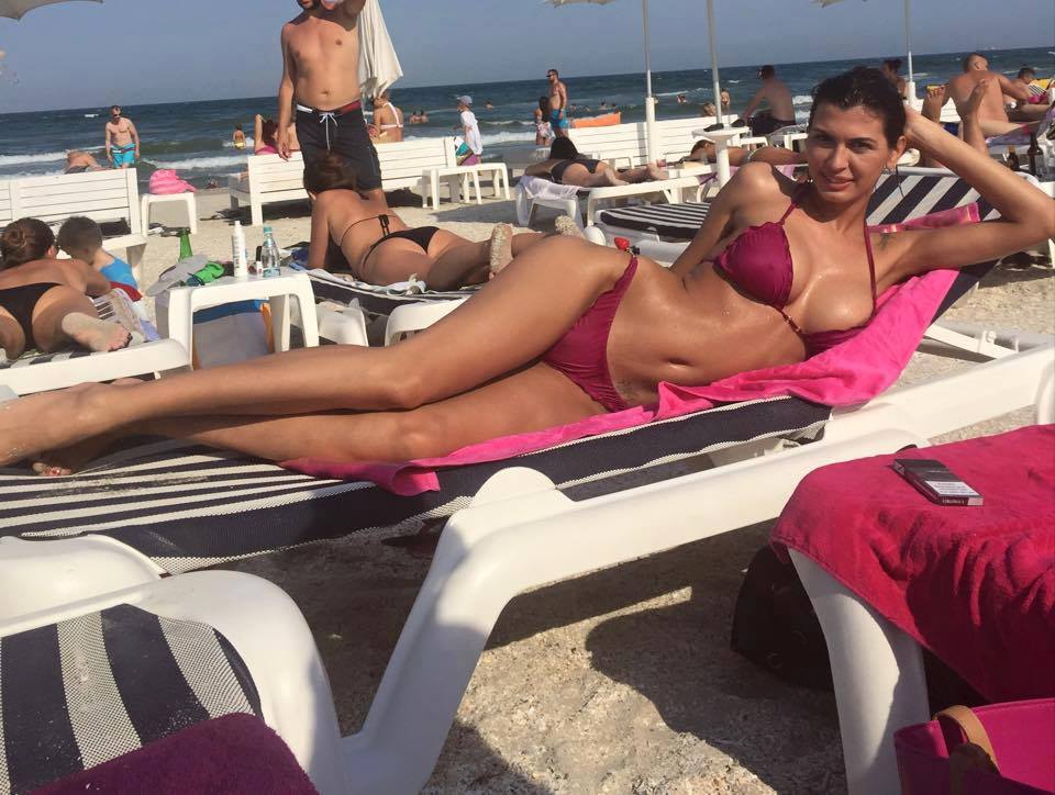 Pamfile la plaja intr-un costum de baie .