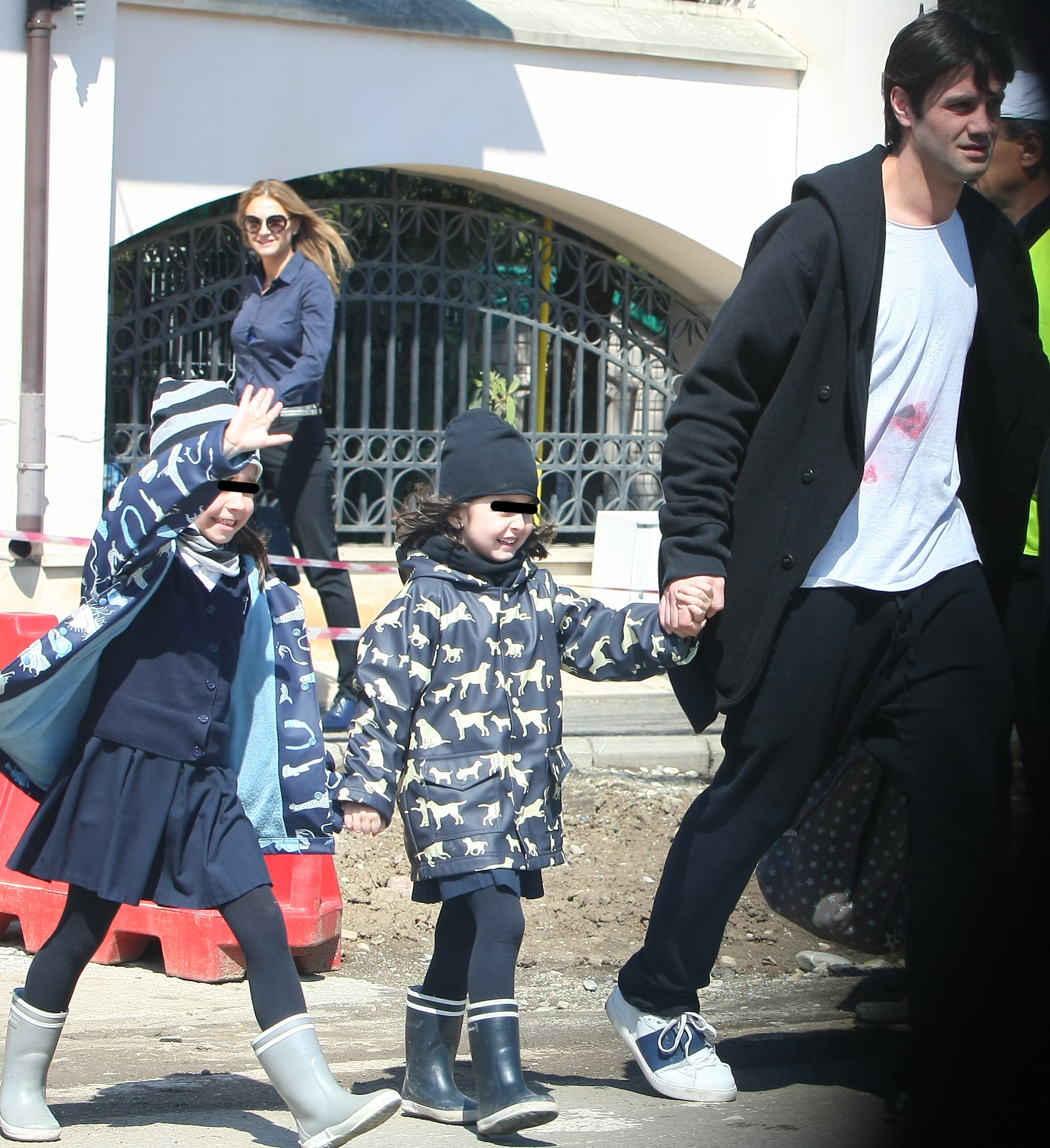 Natalia si Anastasia au fost foarte bucuroase cand si-au vazut tatal