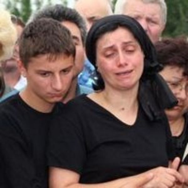 Mama Larisei cand si-a condus fata pe ultimul drum.
