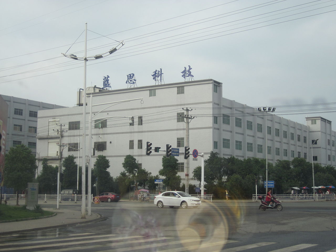 Fabrica lui Zhou Qunfei