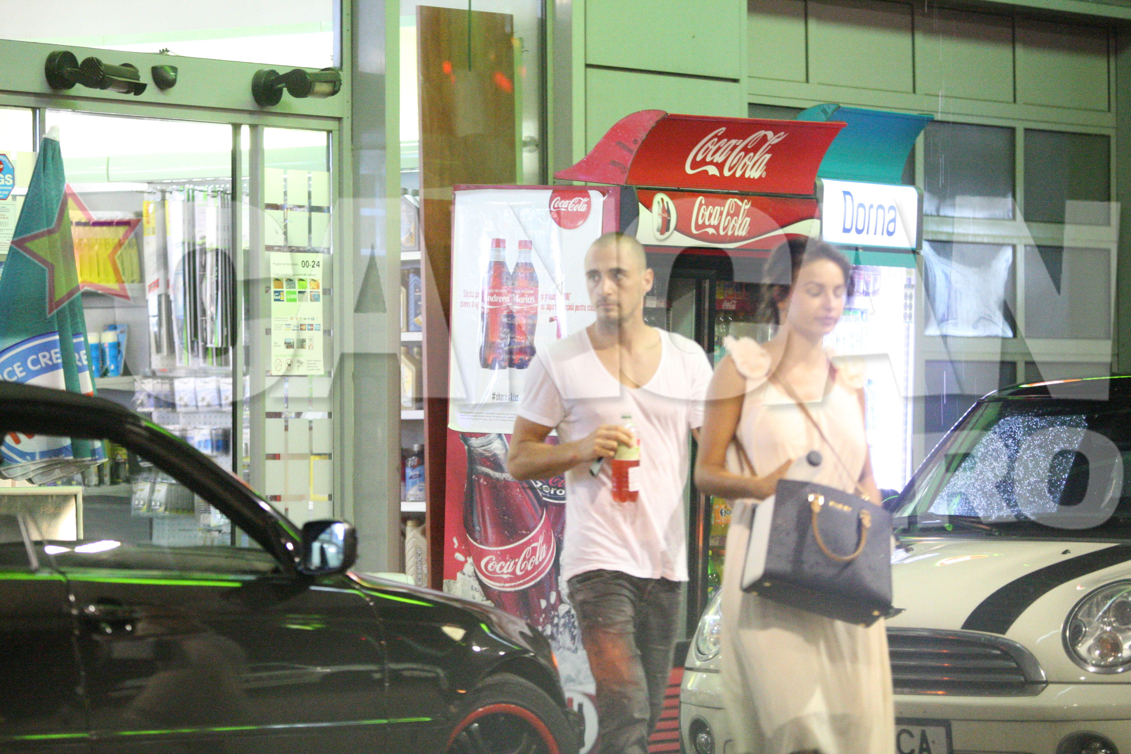 Cei doi iubiti au iesit impreuna dintr-o statie de alimentare.