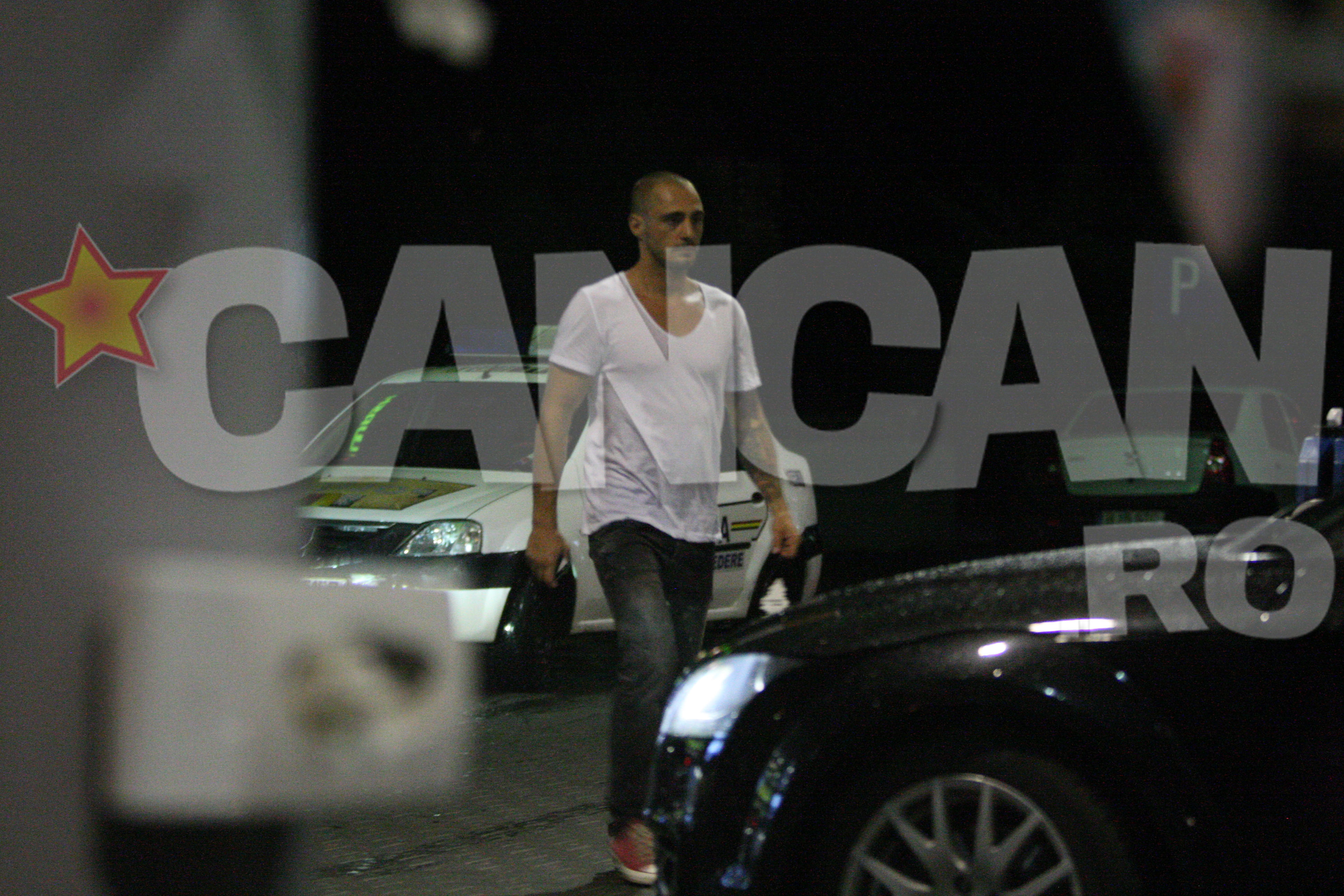 Vladimir se indreapta spre masina.