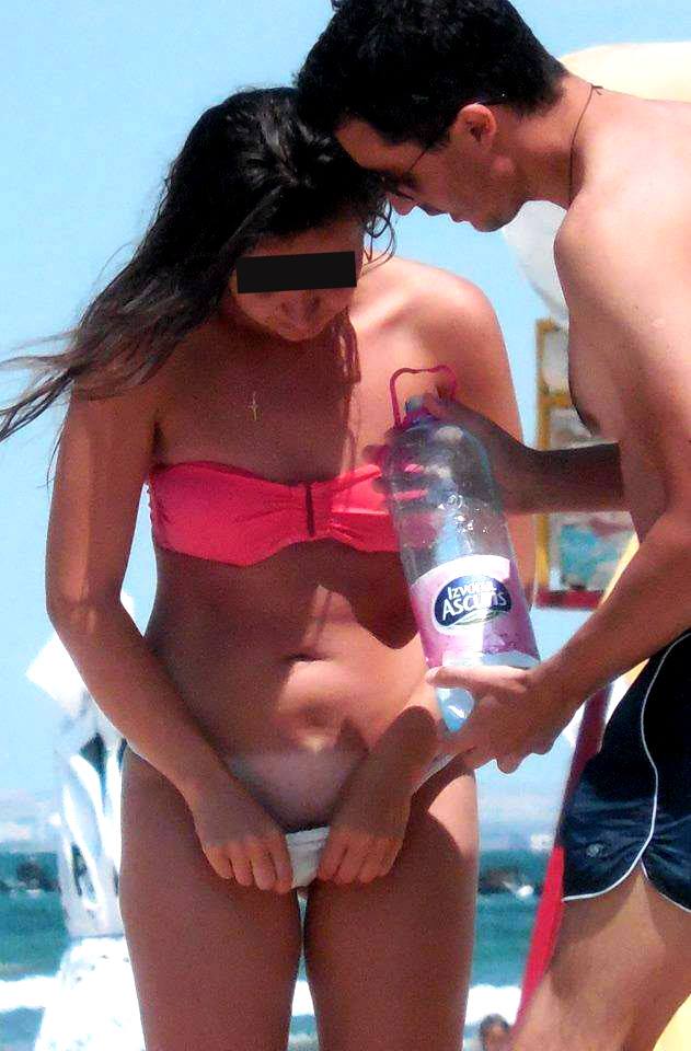 Ce ii face un tanar iubitei lui pe plaja la Mamaia