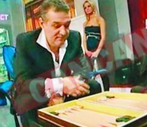 Si Gigi Becali joaca table