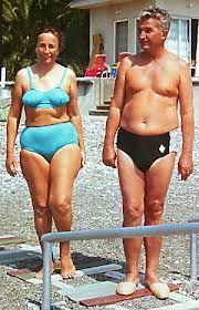 Elena Ceausescu intr-un costum de baie albastru, intr-o vacanta alaturi de Nicolae Ceausescu