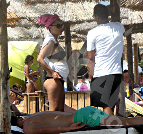 Banel Nicolita si Cristina au discutat pe plaja