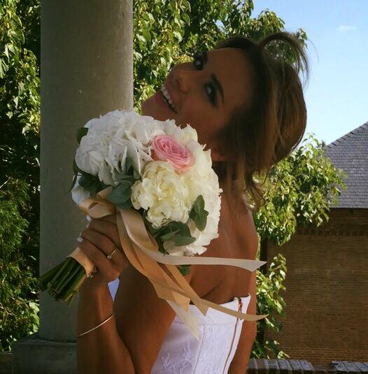 Frumoasa blonda este in culmea fericirii pentru ca si-a gasit barbatul visat.