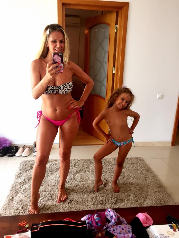 Andreea Banica face parada modei cu fetita ei in fata oglinzii.