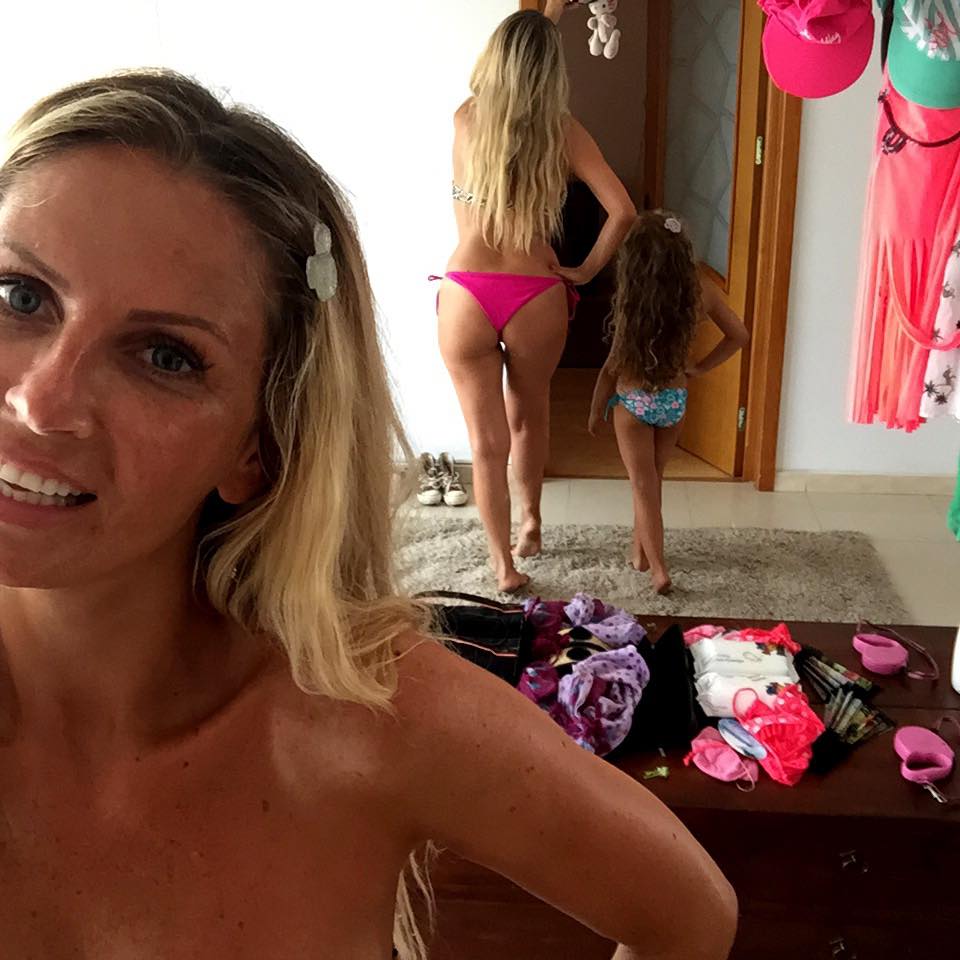 Blonda s-a fotografiat nemachiata.