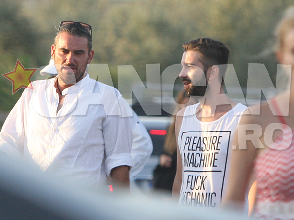 Barbatul este foarte prins in discutia ce o are cu prietenul sau.