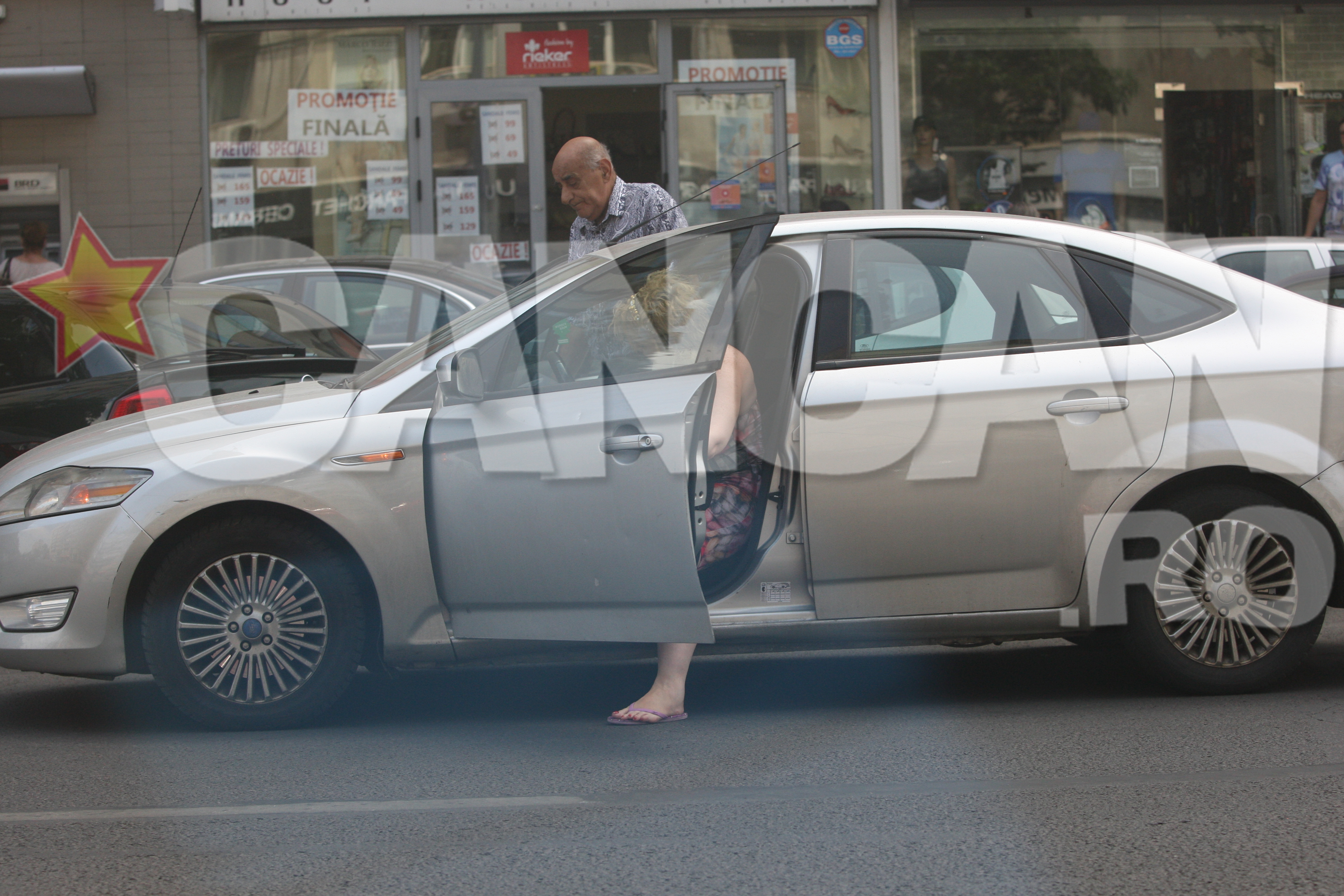 Cei doi s-au urcat in masina.