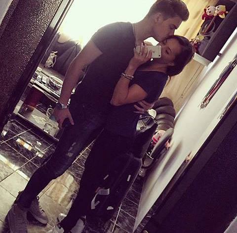 Iubitul gimnastei o tine la brat.