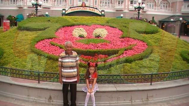 Fetita si strabunicul ei in varsta de 76 de ani.