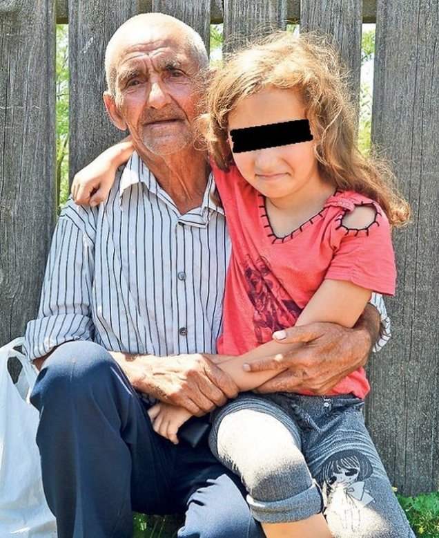 Fetita abandonata de mama din primele doua luni.