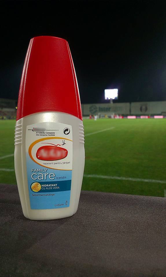 La meciul dintre Astra si Steaua, chiar pe marginea terenului, jurnalistii au facut poze la solutia care-i ajuta sa scape de tantari