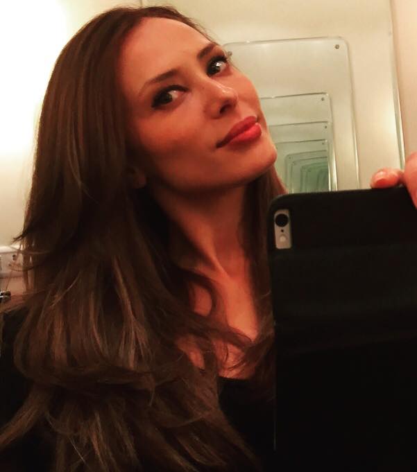 Vedeta si-a schimbat culoarea parului.