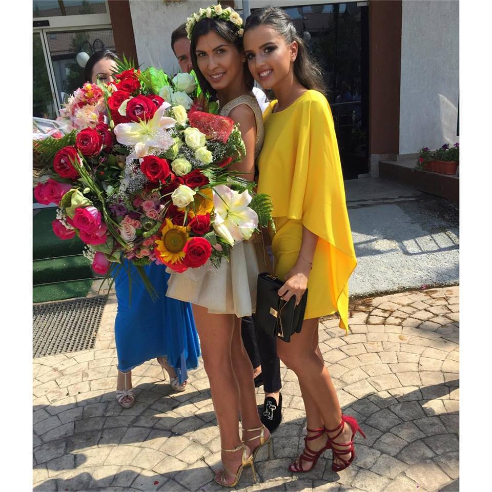 Bruneta radiaza de fericire.