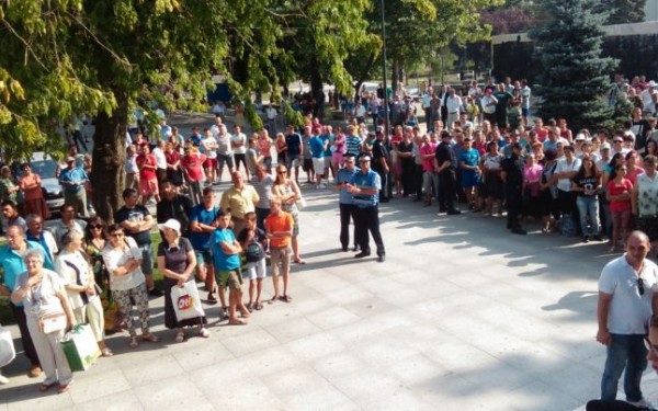 Oameni prezenti in fata Judecatoriei din Vaslui pentru a o sustine pe victima.