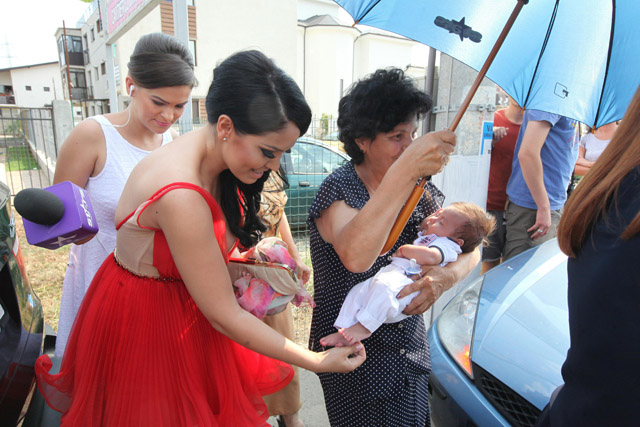 Vedeta si-a botazat copilul.