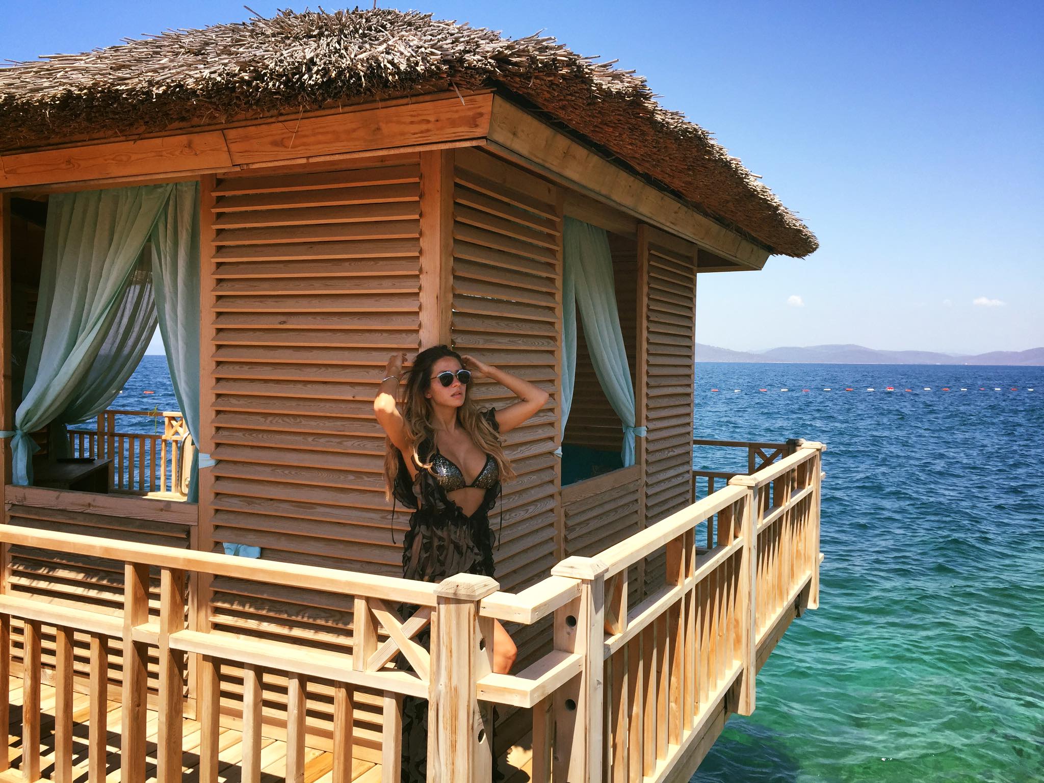 Vedeta este foarte fericita.