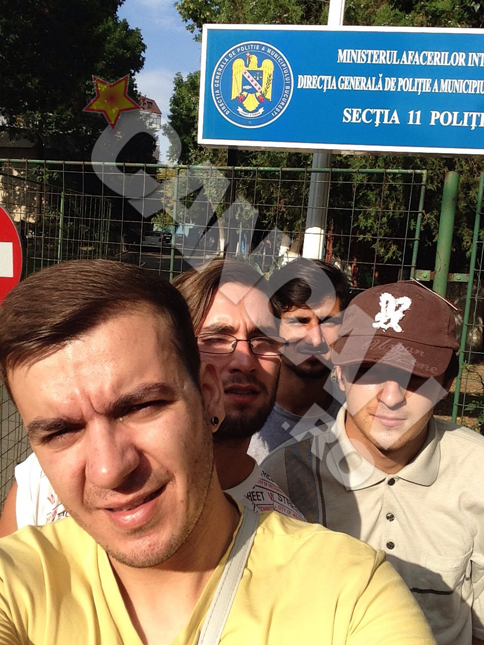 Keky si cei trei prieteni suparati ca au fost acuzati de furt