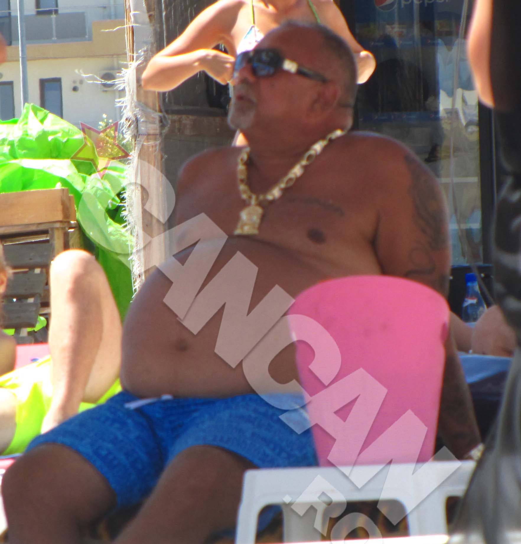 Barbatul avea la gat un lant imens de aur