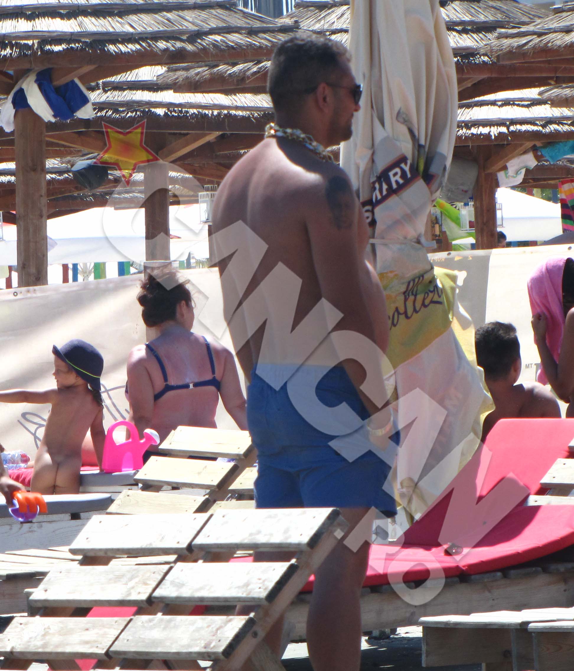 Cei care se aflau pe plaja au intors capul dupa acest barbat