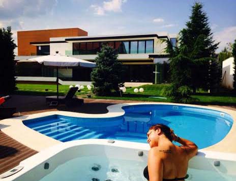 Tanara traieste in lux