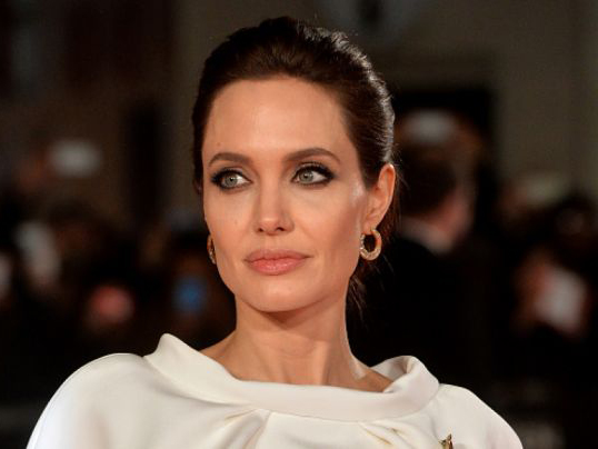 Alexandra seamana mult cu Angelina Jolie
