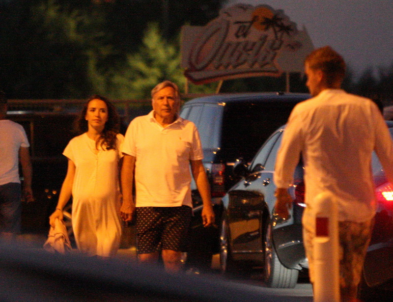 Cohn si-a tinut iubita de mana la iesirea din club