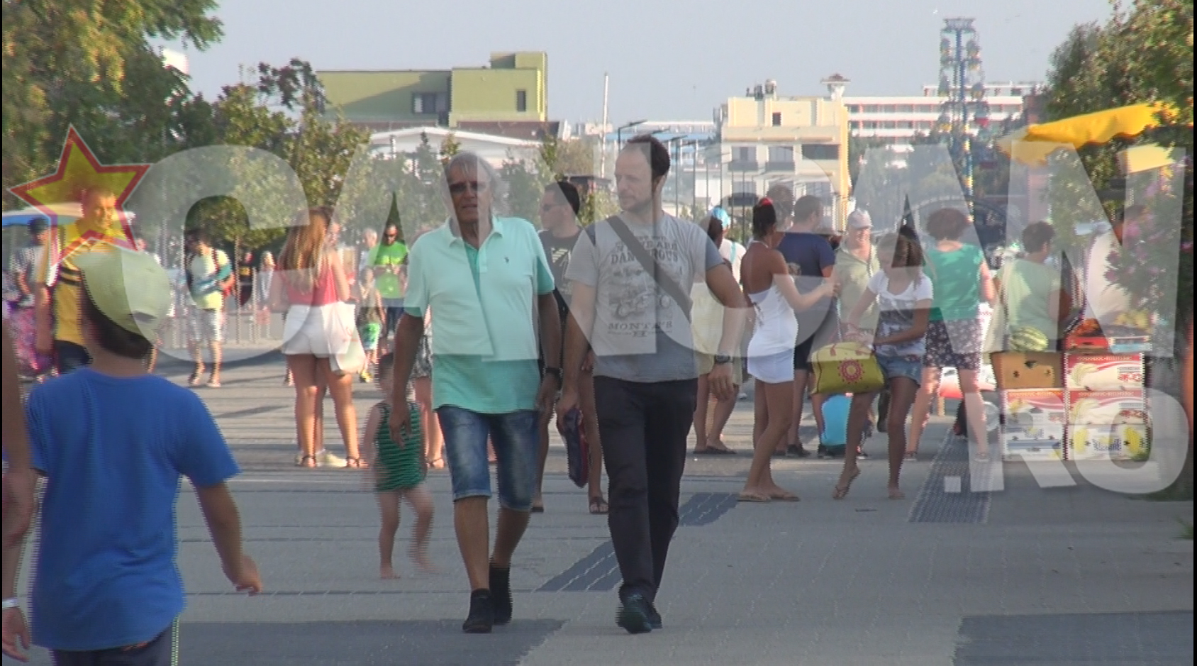 Artistul alaturi de un prieten.