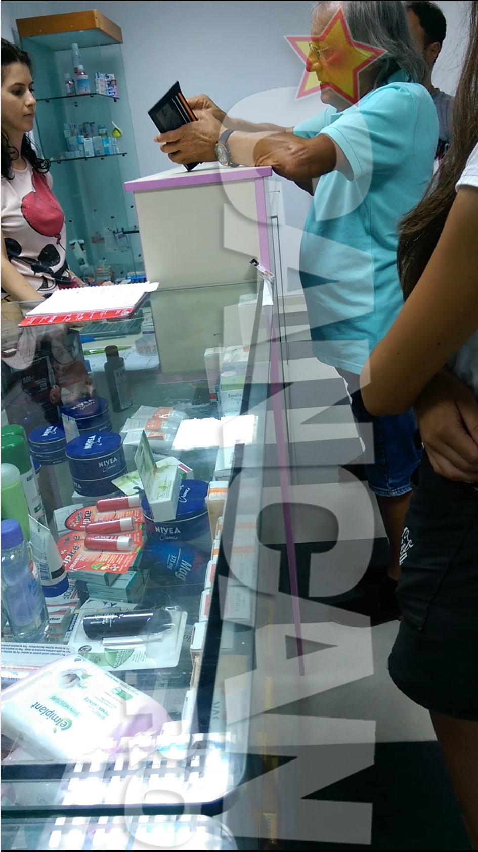 Mihai Constantinescu plateste medicamentele.