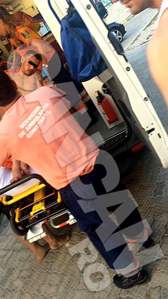 A venit o ambulanta pentru ca barbatul sa primeasca ingrijiri medicale.