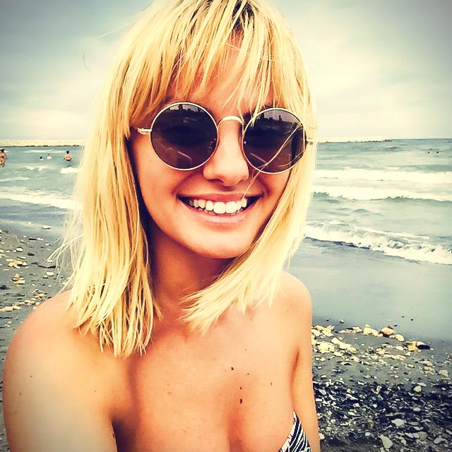 Blondina se bucura de vremea frumoasa de afara.