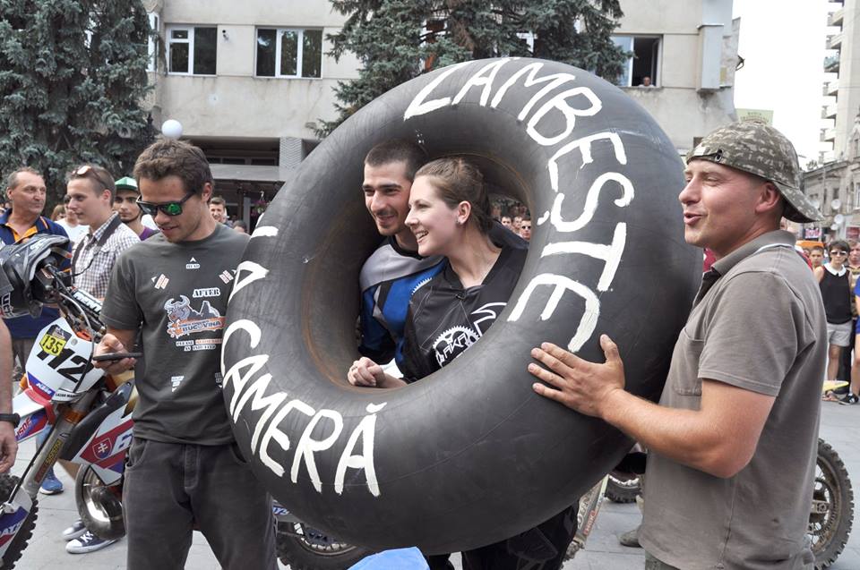 Cei doi suceveni se bucura ca sunt impreuna.