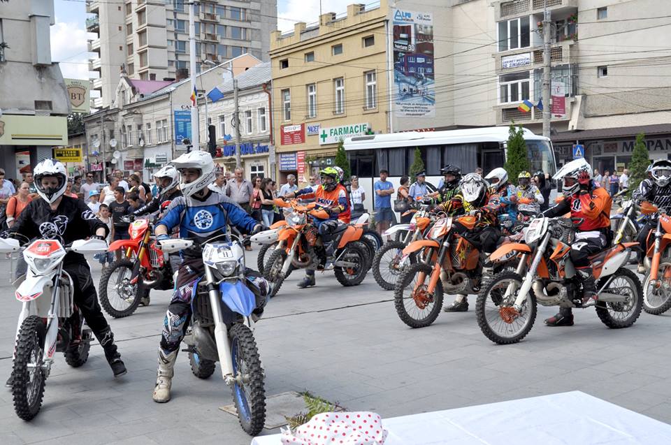 Prietenii motociclisti au venit sa fie alaturi de ei.