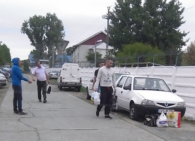 Acestia au venit incarcati cu daruri.