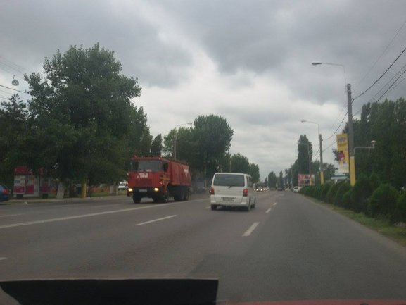 La fata locului se indreapta un echipaj de la pompieri.