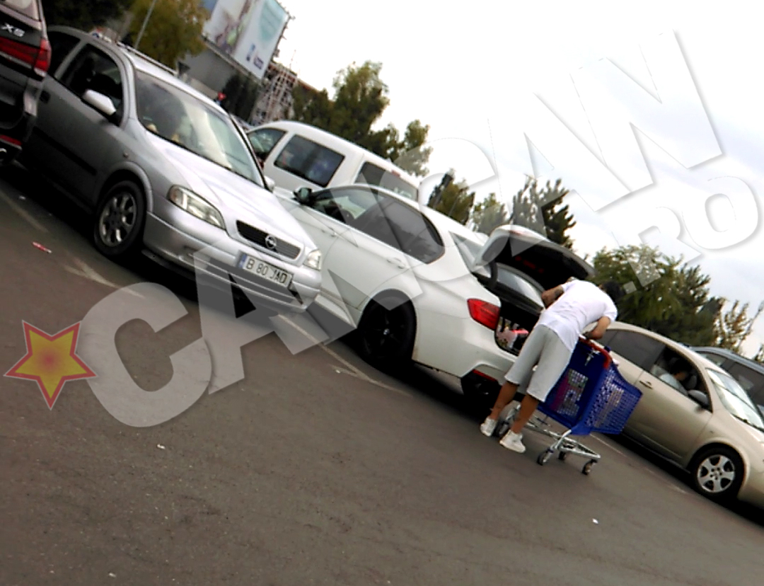 Fotbalistul pune cumparaturile in portbagaj