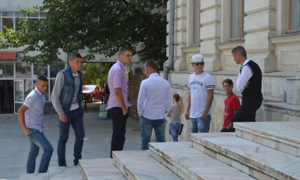 Cei sapte tineri acuzati de o tanara de viol.