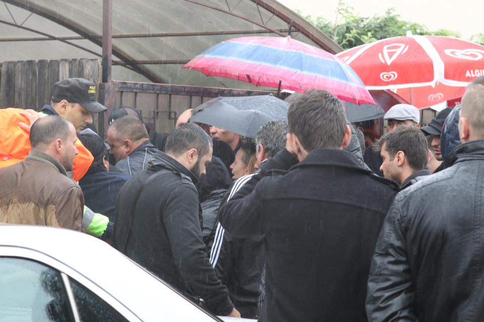 Zeci de oameni au asteptat pe o ploaie torentiala sa ii aduca un ultim omagiu politistului erou