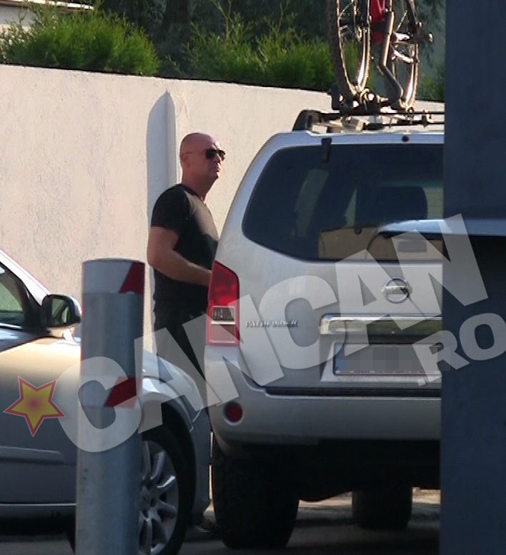 Vedeta ajunge la masina si constata ca are o problema la portiera