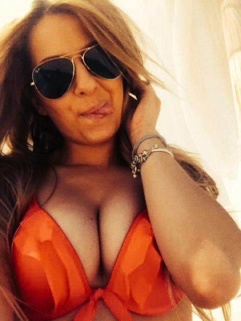 Lidia a inceput sa adopte dintr-o data tinute din ce in ce mai decoltate